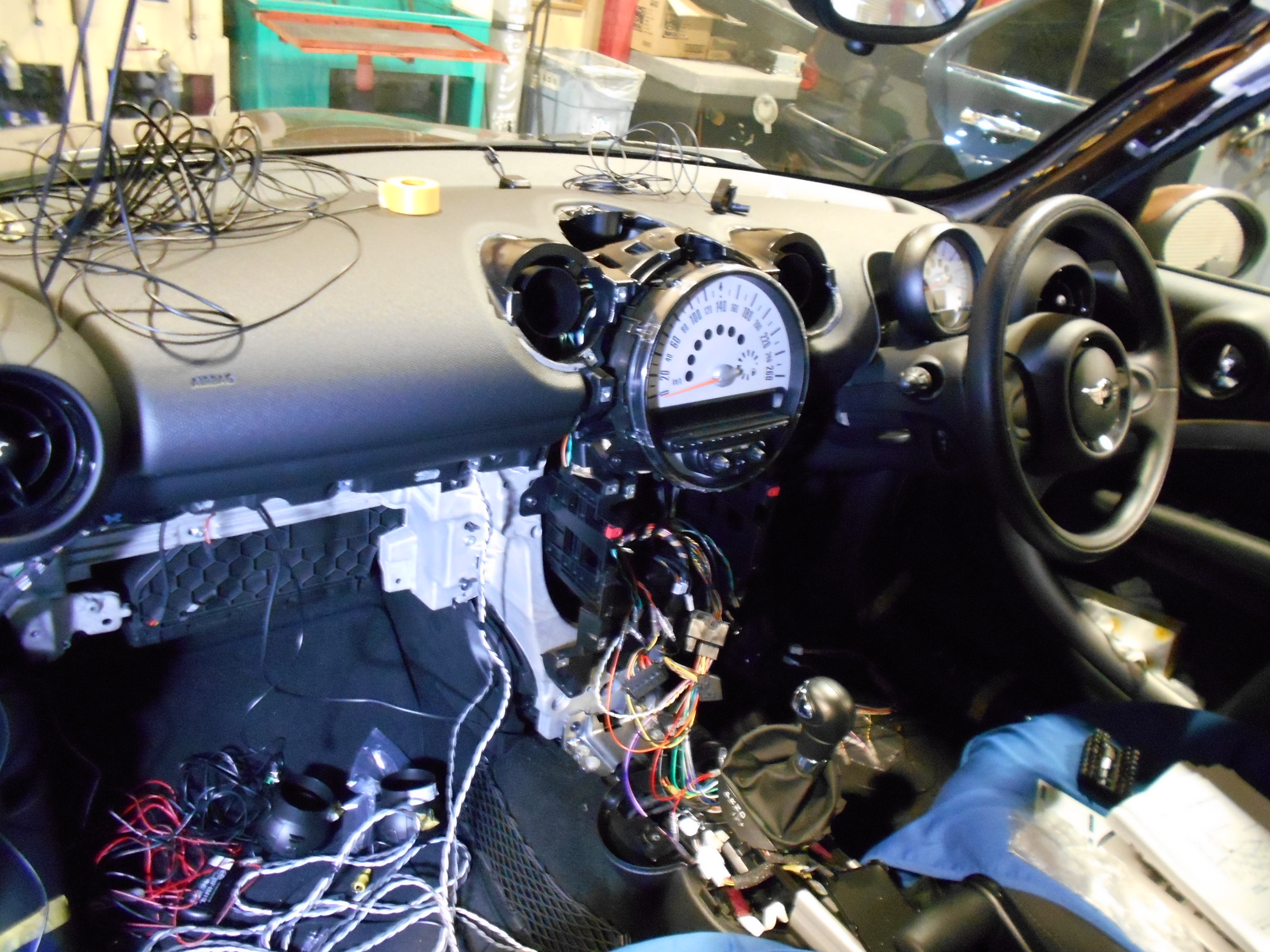 BMWミニ クロスオーバー ナビ・バックカメラ取付 – エイブルカー | 新潟市中央区の自動車修理工場